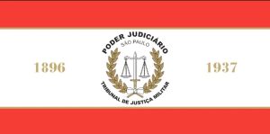 A imagem mostra a bandeira do TJMSP, composta por três faixas horizontais, sendo duas vermelhas e uma branca. Na faixa branca, localizada ao centro e com bordas douradas, há o brasão com os dizeres “Poder Judiciário de São Paulo – Tribunal de Justiça Militar” e o registro dos anos 1896 e 1937