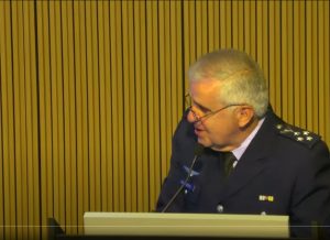 A foto mostra o presidente do STM discursando em um púlpito