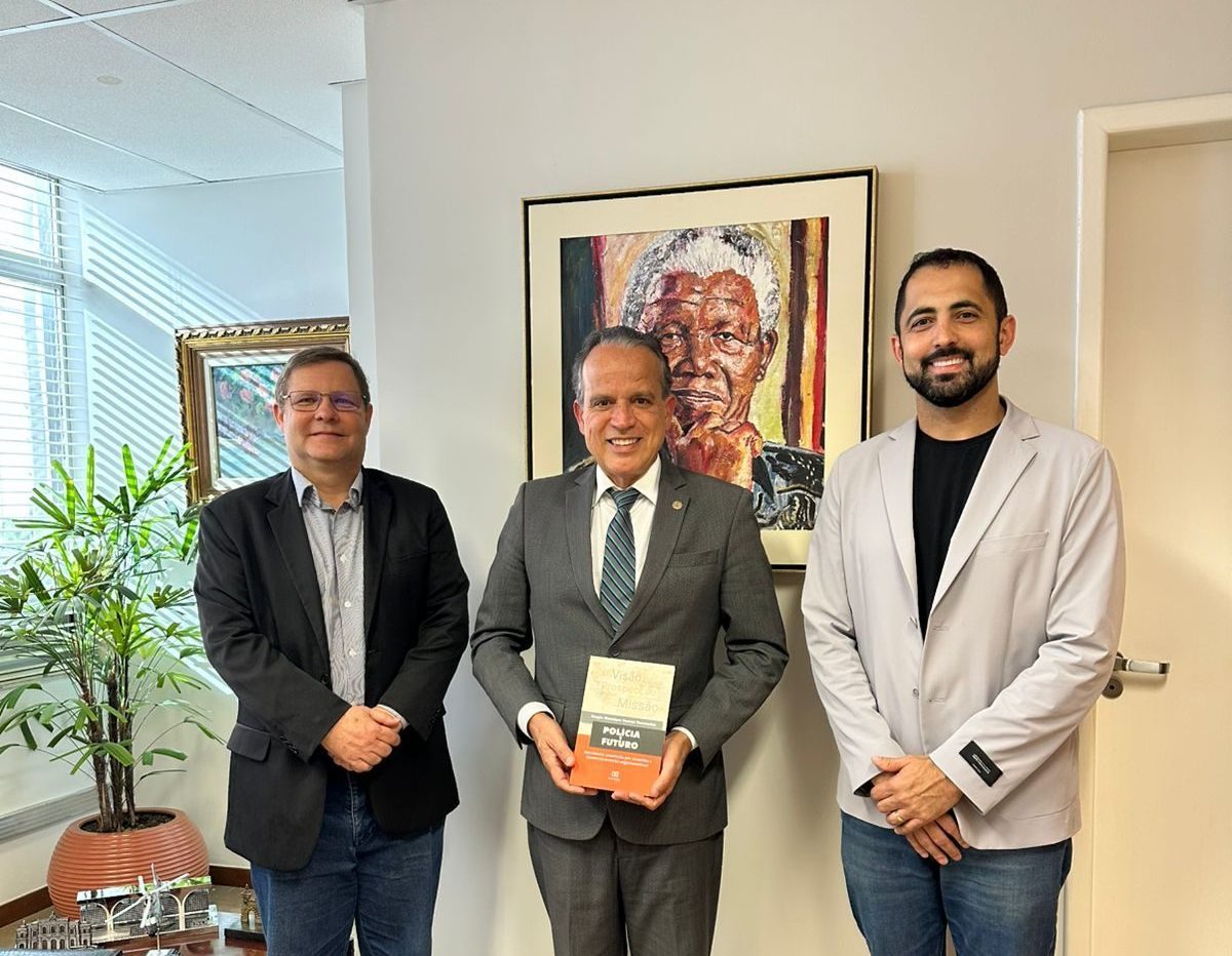 Autor do livro “Polícia e Futuro” faz visita institucional ao TJMMG