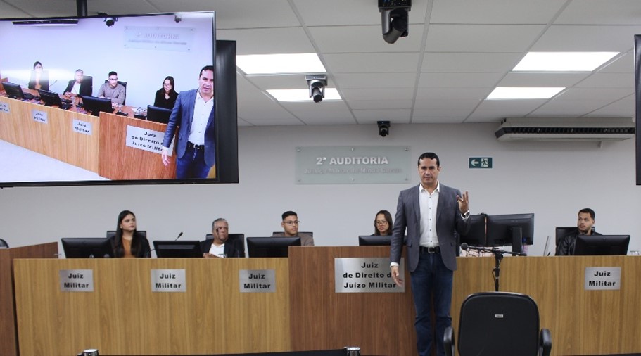 Alunos participam de julgamento simulado em 1ª Instância durante visita guiada