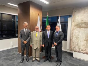 A imagem mostra os quatro desembargadores posando para foto de pé, em uma sala que ao fundo tem a ponta de três bandeiras e janelas. O desembargador mais à direita é Fernando Antônio Nogueira Galvão da Rocha, de terno e gravata escuros e camisa azul. À esquerda dele na imagem está o desembargador Luiz Carlos de Azevedo Corrêa Junior, de terno escuro, camisa branca e gravata lilás. Ao lado está o desembargador Jadir Silva, de terno bege, camisa listrada e gravata amarela. No canto esquerdo da imagem está o desembargador Vicente de Oliveira Silva, de terno e gravata cinzas, e camisa branca