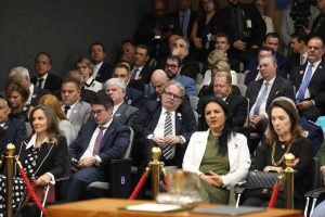 A imagem mostra parte dos convidados da solenidade pelos 20 anos do CNJ, entre eles o desembargador James Ferreira Santos