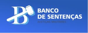 A imagem mostra a logomarca do Banco de Sentenças das Justiças Militares, com fundo azul. À esquerda, a letra “B” estilizada em branco é atravessada por um martelo de juiz, símbolo da Justiça. À direita, está escrito “banco de sentenças” em letras brancas e, abaixo, “Justiças Militares” em letras menores, na cor azul escura.