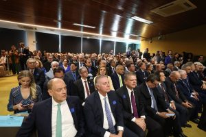 A imagem mostra o auditório do STF durante a solenidade de posse da nova presidência do STF e do CNJ. Em destaque, nas primeiras fileiras, estão magistrados e representantes de diferentes tribunais, entre eles o vice-presidente do TJMMG e o presidente do TJMG.