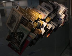 A imagem mostra diversos exemplares da "Revista de Estudos & Informações" dispostos no Memorial da Justiça Militar
