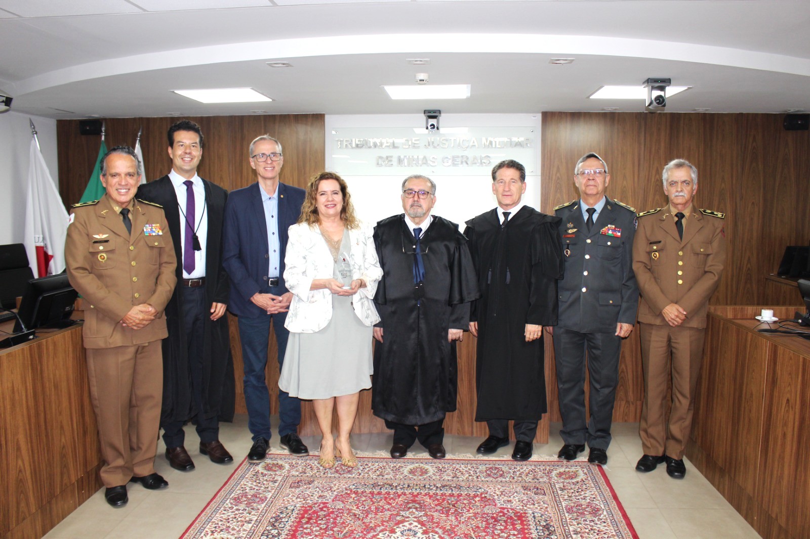 Universidade Federal de Minas Gerais recebe Comenda do Mérito Acadêmico Professor Lourival Vilela Viana