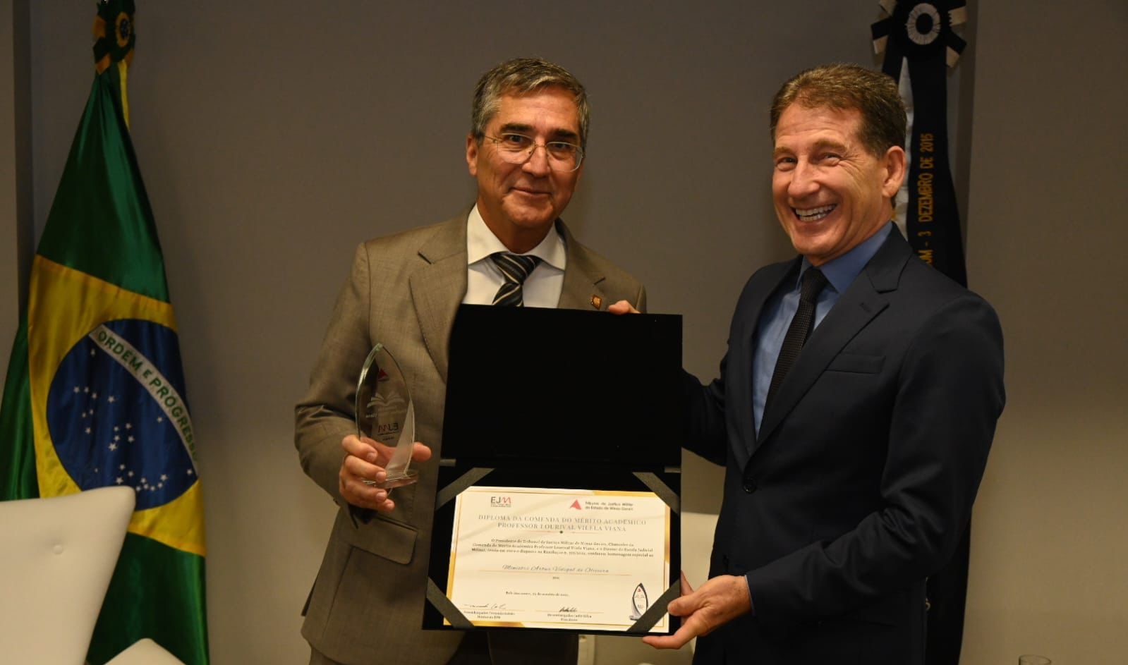 Ministro do STM recebe Comenda do Mérito Acadêmico Professor Lourival Vilela Viana