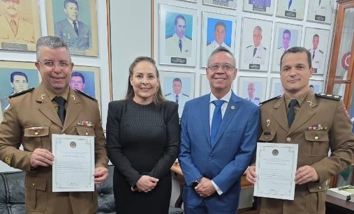Desembargador é homenageado na formatura do Colégio Tiradentes em Passos