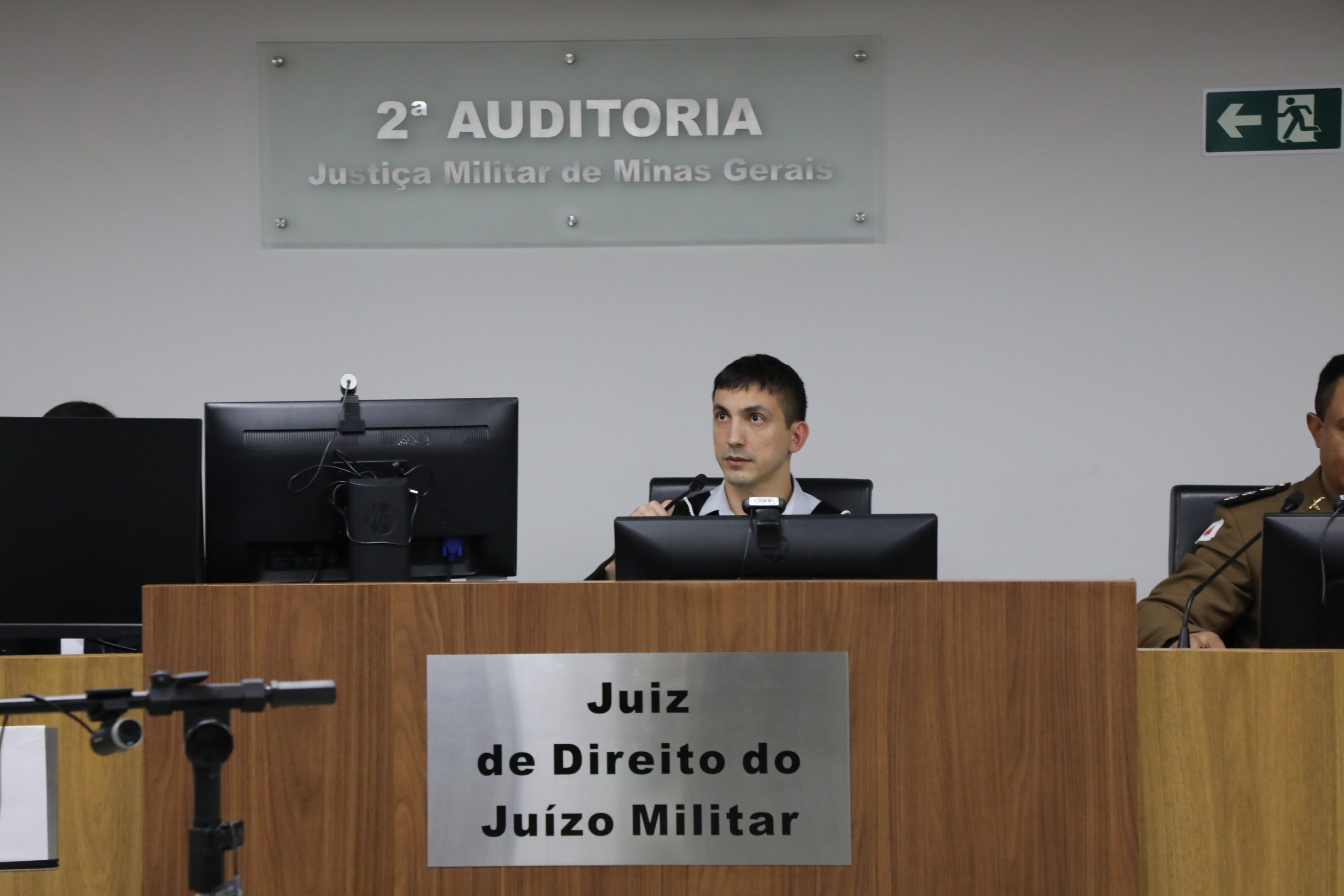 Juiz substituto da 2ª AJME conduz primeira sessão de julgamento