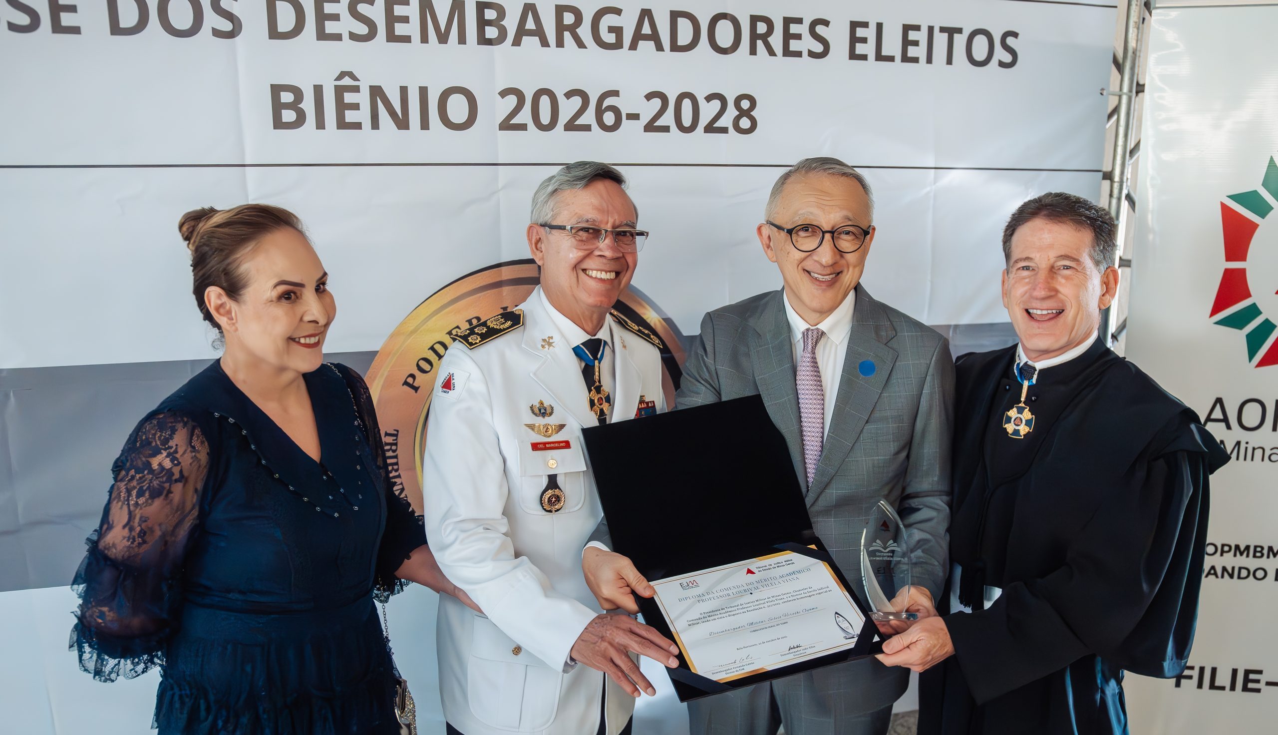 Presidente do TJMSP recebe comenda alusiva aos 10 anos da EJM