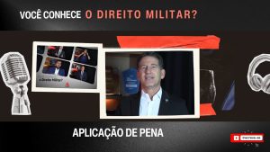 A imagem mostra a capa do vídeo da série audiovisual "Você conhece o Direito Militar?". Ela tem fundo preto, com o nome da série escrito com letras brancas e vermelhas, imagens de um fone e um microfone, e tem aplicada duas fotos: uma com imagem da vinheta de abertura do vídeo, e outra em destaque com o convidado da semana, o desembargador Fernando Nogueira Galvão da Rocha, um homem branco, de camisa branca e terno preto. Embaixo, está escrito "aplicação de pena", tema do vídeo da semana