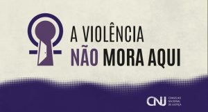 A imagem mostra uma arte gráfica da campanha institucional do Conselho Nacional de Justiça sobre enfrentamento à violência contra a mulher. Nela está escrito “A violência não mora aqui”, com as palavras “não” em roxo e as demais em preto.
O texto está escrito à direita, enquanto que à esquerda há um símbolo estilizado em roxo que combina o sinal feminino com o formato de uma fechadura. O fundo é claro, em tom bege, com textura suave. Na parte inferior da imagem há uma faixa roxa e no canto inferior direito está a sigla do CNJ