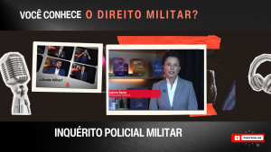 A imagem mostra a capa do vídeo da série audiovisual "Você conhece o Direito Militar?". Ela tem fundo preto, com o nome da série escrito com letras brancas e vermelhas, imagens de um fone e um microfone, e têm aplicada duas fotos: uma com imagem da vinheta de abertura do vídeo, e outra em destaque com a convidada da semana, a defensora pública Letícia Barra, uma mulher morena, de cabelos encaracolados curtos, de terno cinza e camisa branca. Embaixo, está escrito “Inquérito Policial Militar", tema do vídeo da semana.
