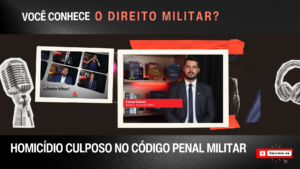 A imagem mostra a capa do vídeo da série audiovisual "Você conhece o Direito Militar?". Ela tem fundo preto, com o nome da série escrito com letras brancas e vermelhas, imagens de um fone e um microfone, e tem aplicada duas fotos: uma com imagem da vinheta de abertura do vídeo, e outra em destaque com o convidado da semana, o assessor de juiz Lucas Alves Edmundo Gomes, que usa terno escuro, camisa branca e gravata azul. Embaixo, está escrito "Crime de homicídio culposo", tema do vídeo da semana.