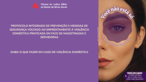 A imagem mostra o cartaz da Campanha “Você Não Está Só”. No cartaz está escrito: Tribunal de Justiça Militar do Estado de Minas Gerais. Protocolo integrado de prevenção e medidas de segurança voltado ao enfrentamento à violência doméstica praticada em face de magistradas e servidoras. Saiba o que fazer em caso de violência doméstica. Você não está só. Violência contra a mulher é crime. Conte com a gente. O TJMMG está pronto para te acolher, ouvir e ajudar sempre que precisar. A imagem apresenta fundo roxo. No lado direito, há a fotografia de parte do rosto de uma mulher, com destaque para um dos olhos. Na parte superior aparece o logotipo do TJMMG, formado por um triângulo vermelho acompanhado do nome da instituição. Logo abaixo aparece o texto da campanha.