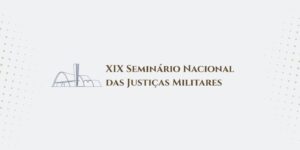 A imagem mostra a identidade visual do "19º Seminário Nacional das Justiças Militares". No centro da composição está escrito o texto principal com o nome do evento em letras maiúsculas em tom de bronze. À esquerda do texto há uma ilustração estilizada em linhas finas na cor azul-escura, que retrata a igreja de São Francisco de Assis, famosa obra de Oscar Niemeyer localizada às margens da igreja da Pampulha, em belo horizonte. O desenho em vetor destaca os contornos da igreja e a sua marcante torre vertical. Nas extremidades laterais esquerda e direita do fundo, há um padrão sutil de pequenos pontos dourados em formato de degradê circular, que emoldura suavemente a composição.