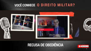 A imagem mostra a capa do vídeo da série audiovisual "Você conhece o Direito Militar?". Ela tem fundo preto, com o nome da série escrito com letras brancas e vermelhas, imagens de um fone e um microfone, e tem aplicada duas fotos: uma com imagem da vinheta de abertura do vídeo, e outra em destaque com o convidado da semana, o defensor público Wilson Hallak, um homem branco, de cabelos grisalhos e olhos pretos, que usa terno azul marinho, camisa azul claro e gravata listrada. Embaixo, está escrito "Recusa de obediência", tema do vídeo da semana.