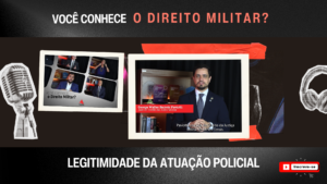 A imagem mostra a capa do vídeo da série audiovisual "Você conhece o Direito Militar?". Ela tem fundo preto, com o nome da série escrito com letras brancas e vermelhas, imagens de um fone e um microfone, e tem aplicada duas fotos: uma com imagem da vinheta de abertura do vídeo, e outra em destaque com o convidado da semana, o juiz de Direito substituto do Juízo Militar, George Walter Barreto Paviotti, um homem pardo, de cabelos castanhos, que usa terno azul marinho, camisa azul clara e gravata azul. Embaixo, está escrito "Legitimidade da atuação policial", tema do vídeo da semana.