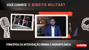 A imagem mostra a capa do vídeo da série audiovisual "Você conhece o Direito Militar?". Ela tem fundo preto, com o nome da série escrito com letras brancas e vermelhas, imagens de um fone e um microfone, e tem aplicada duas fotos: uma com imagem da vinheta de abertura do vídeo, e outra em destaque com o convidado da semana, o juiz de Direito substituto do Juízo Militar, João Pedro Hoffert Monteiro de Lima, um homem branco, de cabelos castanhos, que usa terno azul e camisa branca. Embaixo, está escrito "Princípios da intervenção mínima e da insignificância", tema do vídeo da semana.