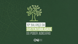 A imagem mostra um cartaz em tons de verde. O fundo apresenta a textura de uma folha de árvore em tom verde-escuro. No centro superior, há o desenho de uma árvore na cor verde-claro. Abaixo aparece o título destacado em faixas nas cores branca e verde. No canto inferior central aparece a logomarca do CNJ em cor branca.