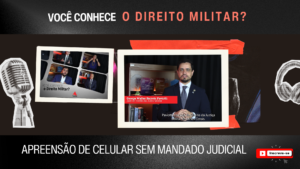 A imagem mostra a capa do vídeo da série audiovisual "Você conhece o Direito Militar?". Ela tem fundo preto, com o nome da série escrito com letras brancas e vermelhas, imagens de um fone e um microfone, e tem aplicada duas fotos: uma com imagem da vinheta de abertura do vídeo, e outra em destaque com o convidado da semana, o juiz de Direito substituto do Juízo Militar George Walter Barreto Paviotti, um homem pardo, de cabelos castanhos, que usa terno azul marinho, camisa azul clara e gravata azul. Embaixo, está escrito apreensão de celulares sem mandado judicial, tema do vídeo da semana. 