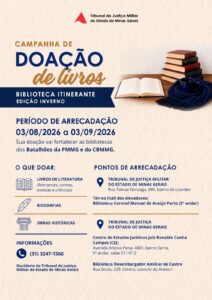 A imagem mostra o cartaz informativo sobre a Campanha de Doação de Livros do TJMMG. Nele está escrito: Campanha de doação de livros biblioteca itinerante edição inverno. Período de arrecadação: de 3 de agosto de 2026 a 3 de setembro de 2026. Sua doação vai fortalecer as bibliotecas dos Batalhões da PMMG e do CBMMG. O que doar: Livros de literatura (romances, contos, poesias e crônicas), Biografias e Obras históricas. No TJMMG: Térreo, no rol dos elevadores. Biblioteca Coronel Manuel de Araújo Porto (3º andar). Endereço: Rua Tomaz Gonzaga, 686, bairro de Lourdes. No TJMG: Centro de Estudos Jurídicos Juiz Ronaldo Cunha Campos (CEJ). Avenida Afonso Pena, 4001, bairro Serra, 5º andar, salas 511 e 512. Biblioteca Desembargador Amílcar de Castro. Rua Goiás, 229, Centro, subsolo do Anexo 1. Telefone para contato: (31) 3274-1566. Ouvidoria do Tribunal de Justiça Militar do Estado de Minas Gerais. A imagem tem fundo bege claro texturizado. No topo, ao centro, destáca-se o logotipo do Tribunal de Justiça Militar do Estado de Minas Gerais, com o triângulo da bandeira de Minas Gerais estilizado e o nome do órgão por extenso. No canto superior direito, há uma fotografia estilizada mostrando uma mesa de madeira com um livro aberto, uma pilha de livros encadernados, uma caneca azul de café e um cachecol azul de lã enrolado.