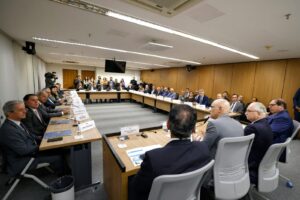 A imagem mostra a reunião realizada em uma sala do Supremo Tribunal Federal, com presidentes e representantes de tribunais sentados ao redor de uma mesa em formato retangular. Todos vestem roupas formais.