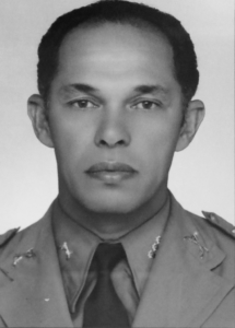A imagem reproduz um retrato em preto e branco do desembargador aposentado Laurentino de Andrade Filocre, que veste farda da Polícia Militar de Minas Gerais