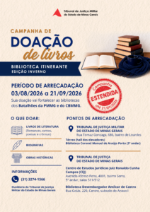A imagem mostra o cartaz informativo sobre a Campanha de Doação de Livros do TJMMG. Nele está escrito: Campanha de doação de livros biblioteca itinerante edição inverno. Período de arrecadação: de 3 de agosto de 2026 a 21 de setembro de 2026. Sua doação vai fortalecer as bibliotecas dos Batalhões da PMMG e do CBMMG. O que doar: Livros de literatura (romances, contos, poesias e crônicas), Biografias e Obras históricas. No TJMMG: Térreo, no rol dos elevadores. Biblioteca Coronel Manuel de Araújo Porto (3º andar). Endereço: Rua Tomaz Gonzaga, 686, bairro de Lourdes. No TJMG: Centro de Estudos Jurídicos Juiz Ronaldo Cunha Campos (CEJ). Avenida Afonso Pena, 4001, bairro Serra, 5º andar, salas 511 e 512. Biblioteca Desembargador Amílcar de Castro. Rua Goiás, 229, Centro, subsolo do Anexo 1. Telefone para contato: (31) 3274-1566. Ouvidoria do Tribunal de Justiça Militar do Estado de Minas Gerais. A imagem tem fundo bege claro texturizado. No topo, ao centro, destáca-se o logotipo do Tribunal de Justiça Militar do Estado de Minas Gerais, com o triângulo da bandeira de Minas Gerais estilizado e o nome do órgão por extenso. No canto superior direito, há uma fotografia estilizada mostrando uma mesa de madeira com um livro aberto, uma pilha de livros encadernados, uma caneca azul de café e um cachecol azul de lã enrolado.