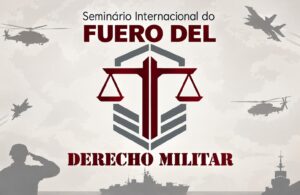 A imagem mostra a capa do Seminário Internacional do STM. Nela está escrito: “Seminário Internacional do Fuero del Derecho Militar”. A imagem possui um fundo bege-claro, com uma imagem do mapa-múndi como marca d'água. No centro, há um símbolo de uma balança da Justiça, na cor vinho, com elementos cinza. Ao redor, aparecem silhuetas de aeronaves, helicópteros, navios e um soldado em posição de continência. Os textos do evento aparecem na parte superior e inferior, em letras nas cores vinho e preto.