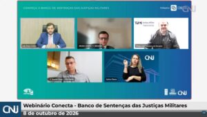 A imagem mostra o momento da transmissão do Ébinário Conecta pelo YouTube. Em um fundo degradê, com tons de verde-água e azul-escuro, aparecem cinco quadros de videoconferência com os participantes do Ébinário. No quadro superior esquerdo está o juiz de Direito João Pedro Hoffert Monteiro de Lima. Ao lado direito está o juiz de Direito Bruno Cortez Torres Castelo Branco. Na parte superior esquerda está escrito: Conheça o Banco de Sentenças das Justiças Militares. na parte inferior está escrito: Ébinário Conecta, Banco de Sentenças das Justiças Militares, oito de outubro de dois mil e vinte e seis
