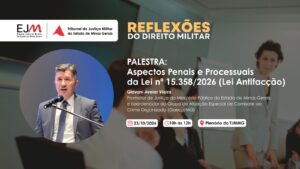 A imagem mostra o cartaz da palestra sobre aspectos penais e processuais da lei antifacção. Nele está escrito: Escola Judicial Militar do Estado de Minas Gerais. Tribunal de Justiça Militar do Estado de Minas Gerais. Reflexões do Direito Militar. Palestra “Aspectos Penais e Processuais da Lei número quinze mil, trezentos e cinquenta e oito, de dois mil e vinte e seis”. Lei antifacção. Giovani Avelar Vieira. Promotor de Justiça do Ministério Público do Estado de Minas Gerais e coordenador do Grupo de Atuação Especial de Combate ao Crime Organizado. Gaeco, MG. Vinte e três de outubro de dois mil e vinte e seis. Dez horas ao meio dia. Plenário do TJMMG. No canto superior esquerdo, aparecem as logomarcas da EJM e do TJMMG. O cartaz possui, ao fundo, uma fotografia desfocada de três pessoas. No lado esquerdo, há uma fotografia em moldura circular do promotor, que veste terno e gravata cinzas, e uma camisa branca. À direita está o texto com as informações da palestra.